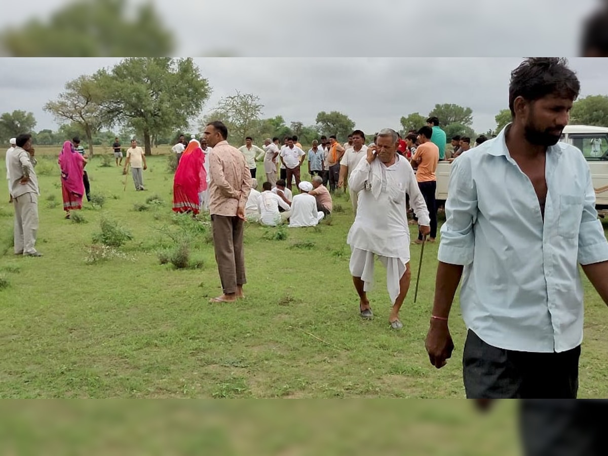 खेत में युवक का, क्षेत्र में फैली सनसनी