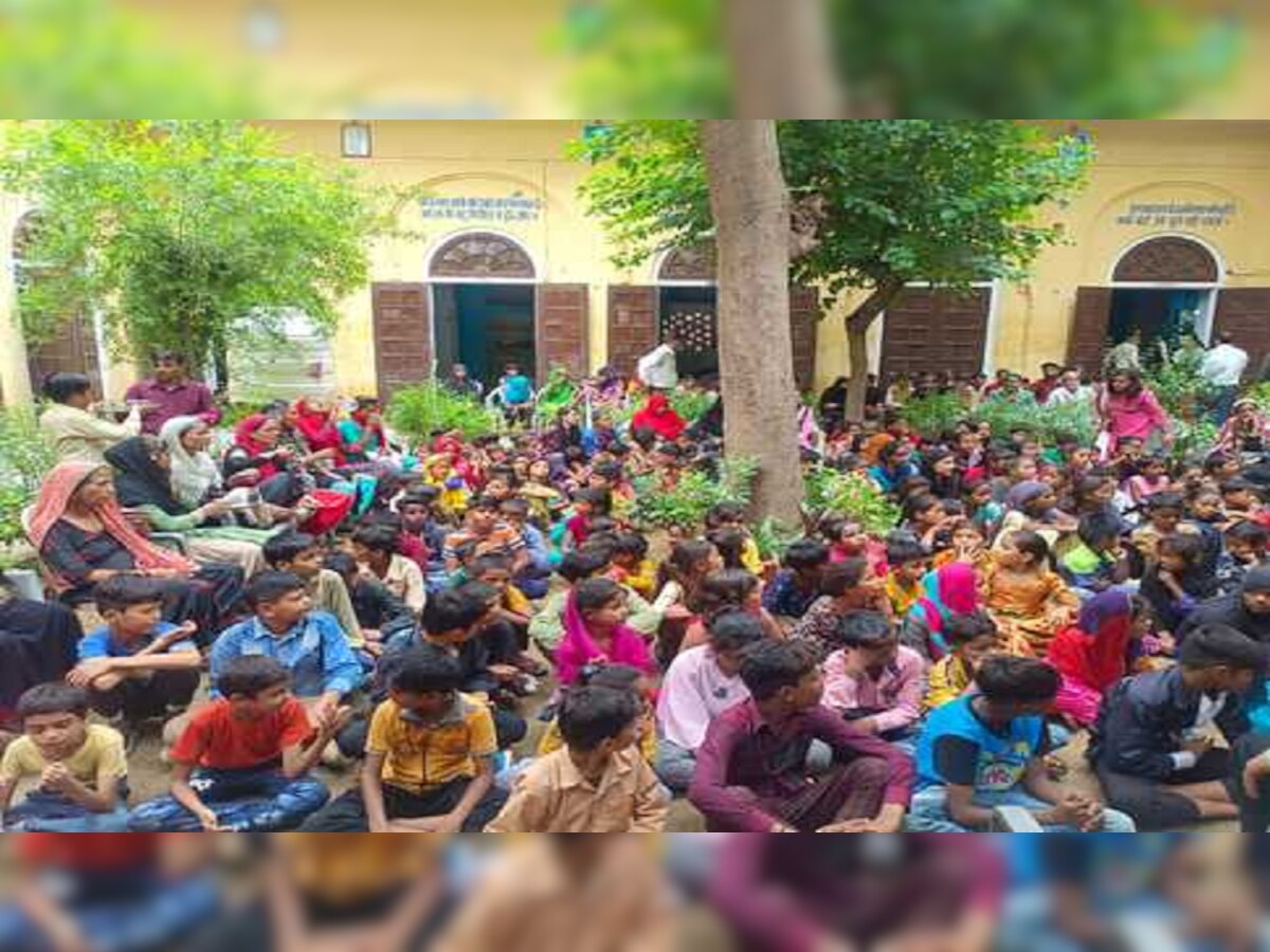 सरकारी स्कूल को मर्ज के खिलाफ छात्रों ने निकाली रैली, अभिभावकों ने आंदोलन की चेतावनी दी
