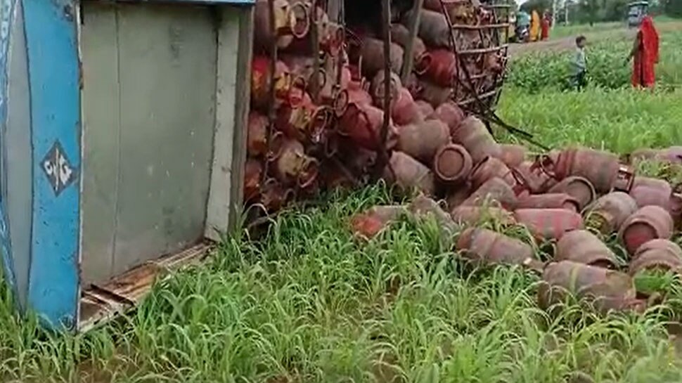 truck filled with LPG gas cylinder overturned accident occurred due to ...