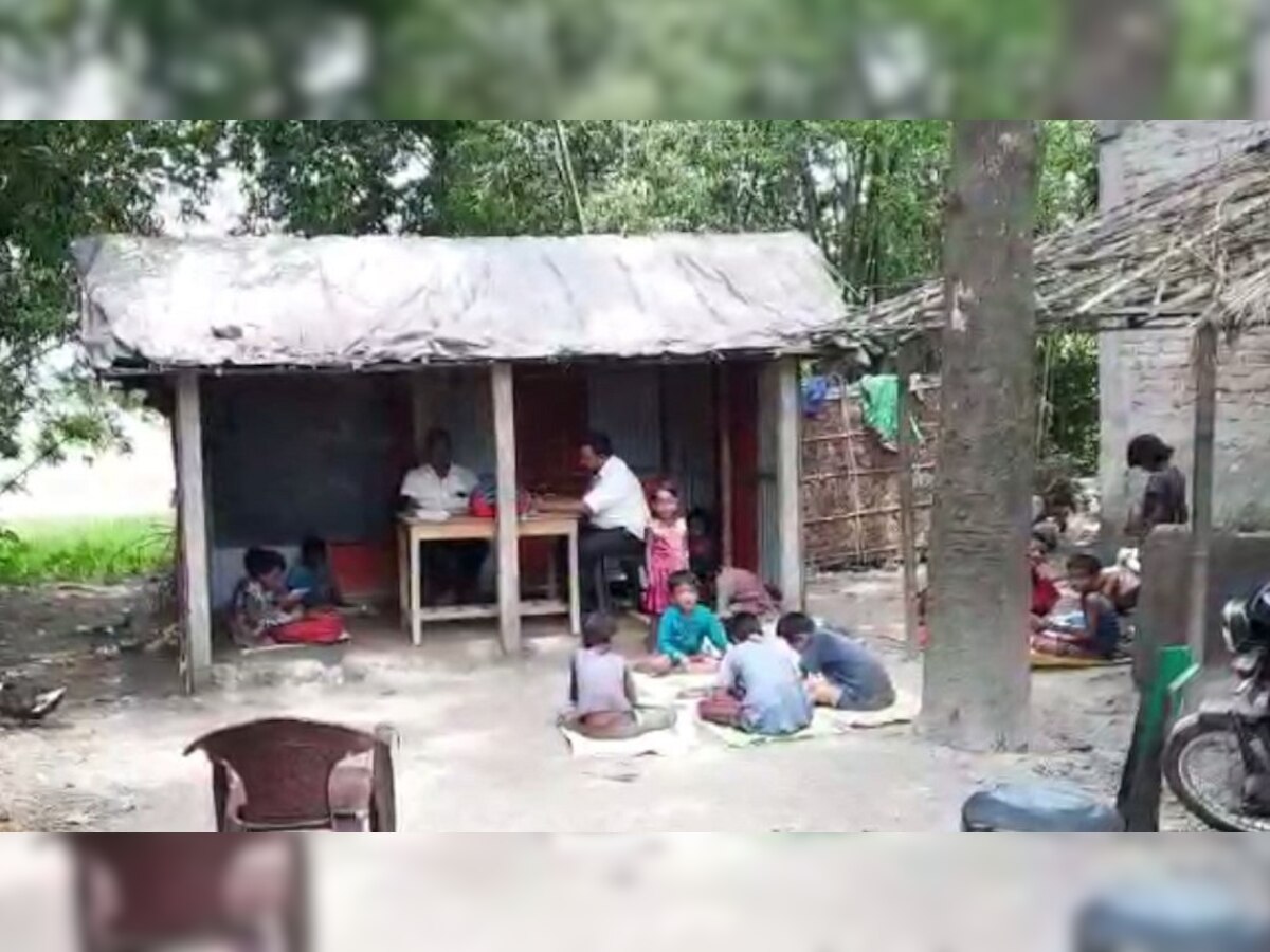 Bihar News: आदिवासी बहुल इलाके में सालों से स्कूल भवन का इंतजार, खुले आसमान के नीचे पढ़ने को मजबूर हैं बच्चे