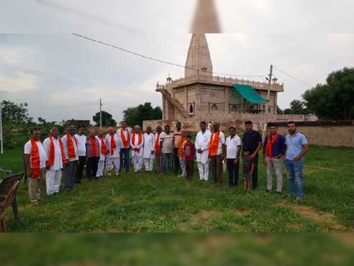 निर्माणाधीन श्री बाल हनुमान मंदिर परिसर में अमृत मोहत्सव के तहत किया पौधारोपण