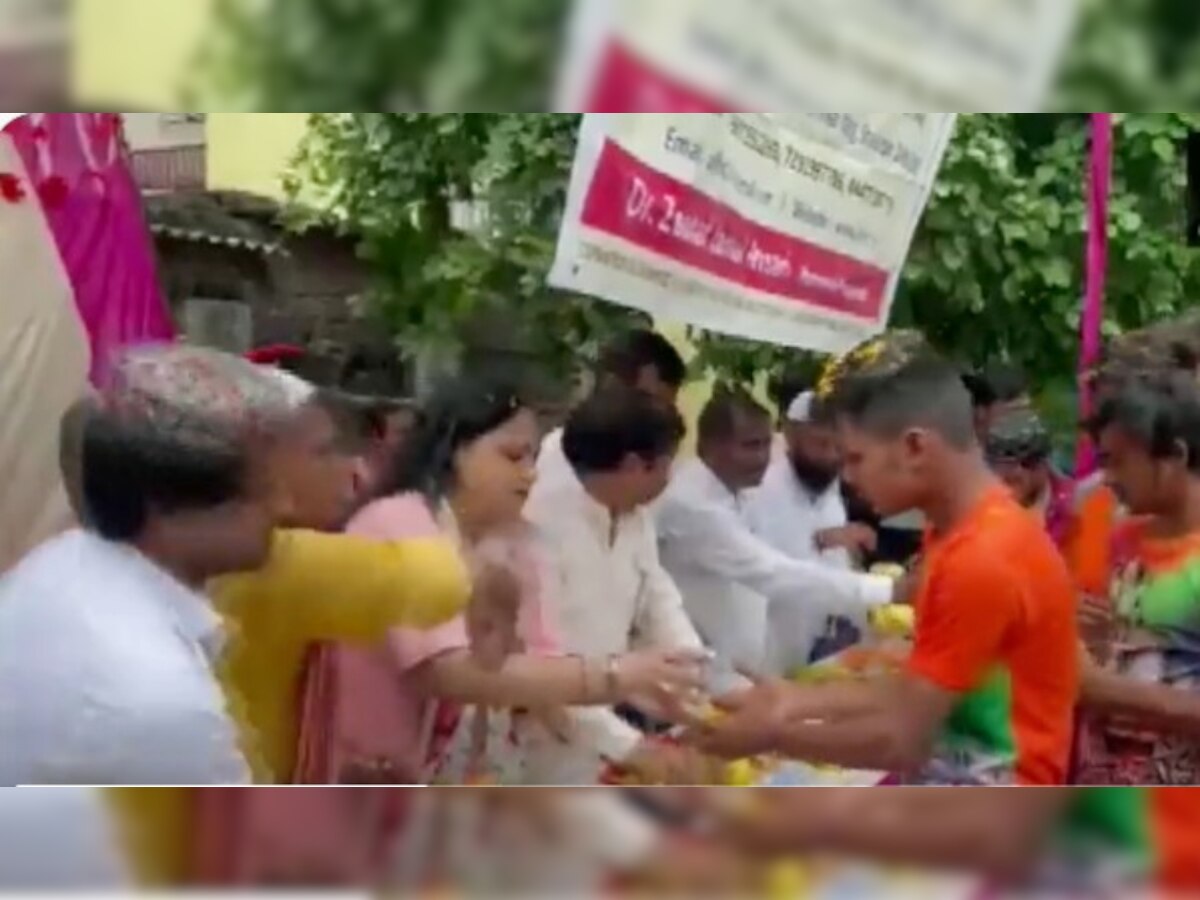 Kanwariyas: नोएडा में दिखी गंगा-जमुनी तहजीब, मुस्लिम समाज के लोगों ने कांवड़ियों पर की पुष्प वर्षा, देखें VIDEO