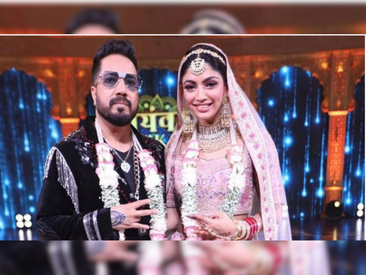 Mika Singh Wedding: मीका सिंह को मिल गई दुल्हनिया, बड़े-बड़े सोने के कंगन के साथ पहना दी जयमाला 