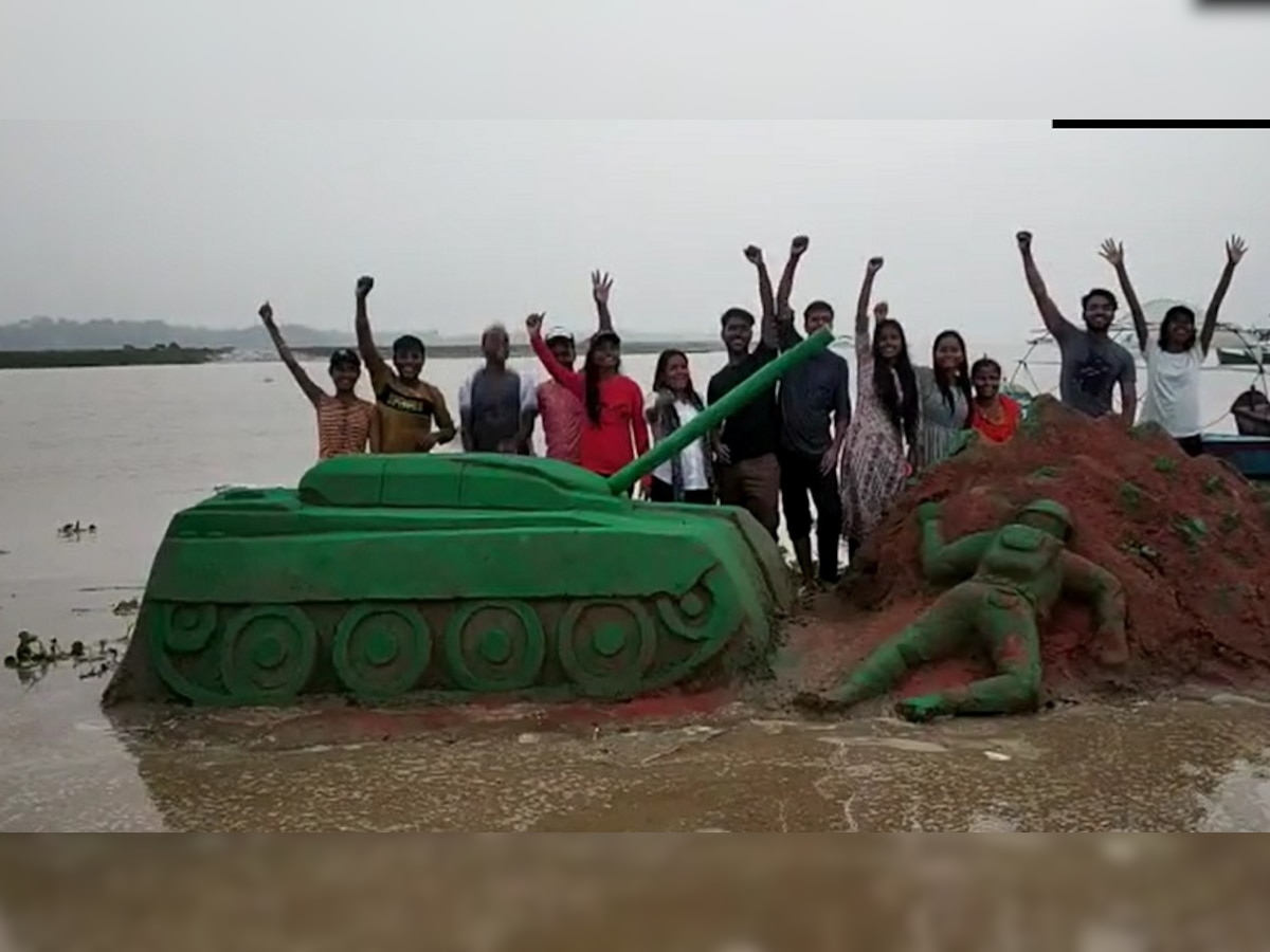 kargil diwas 2022: इलाहाबाद विश्वविद्यालय के छात्रों ने सैंड आर्ट के जरिए किया कारगिल शहीदों को याद, रेत पर लिखी विजय गाथा