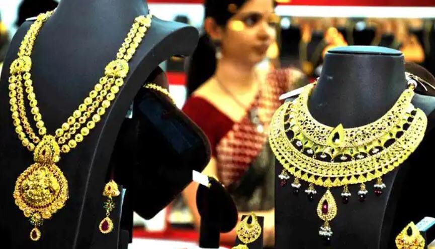 Gold Rate Today: सोने की कीमतों में आज भी गिरावट, रिकॉर्ड रेट से 4,801 रुपये सस्ता है गोल्ड