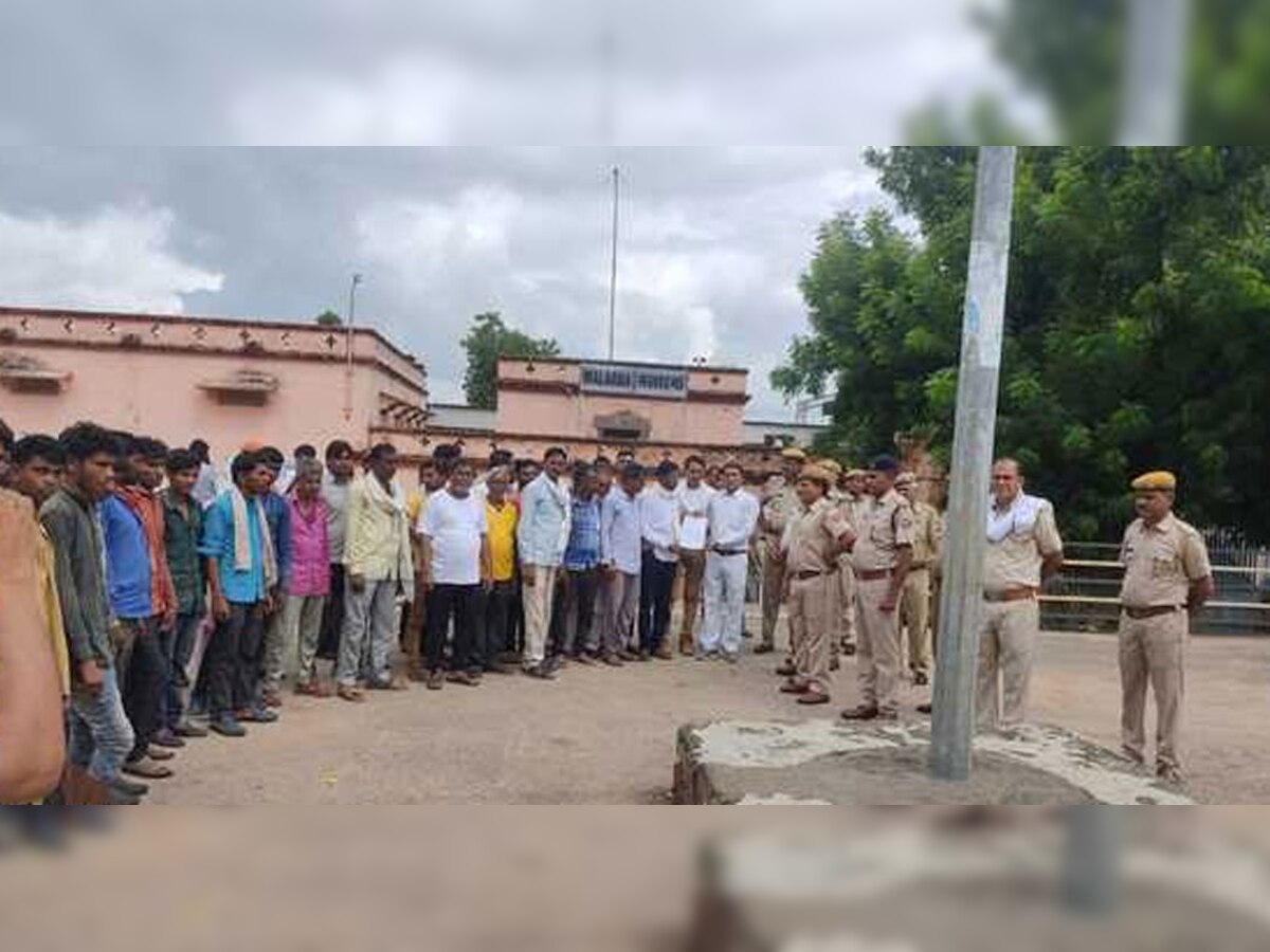 Sawai Madhopur : कोरोना काल में बंद हुई ट्रेनों को शुरू कराने की मांग को लेकर धरना