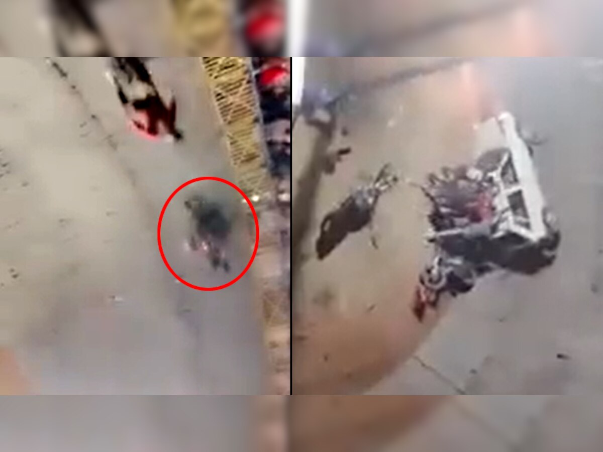 मेले में 'मौत का कुआं' देखने गए लोग, अचानक गिरी दो बाइक तो ऊपर से गिर पड़ी कार; सामने आया एक्सीडेंट का LIVE VIDEO