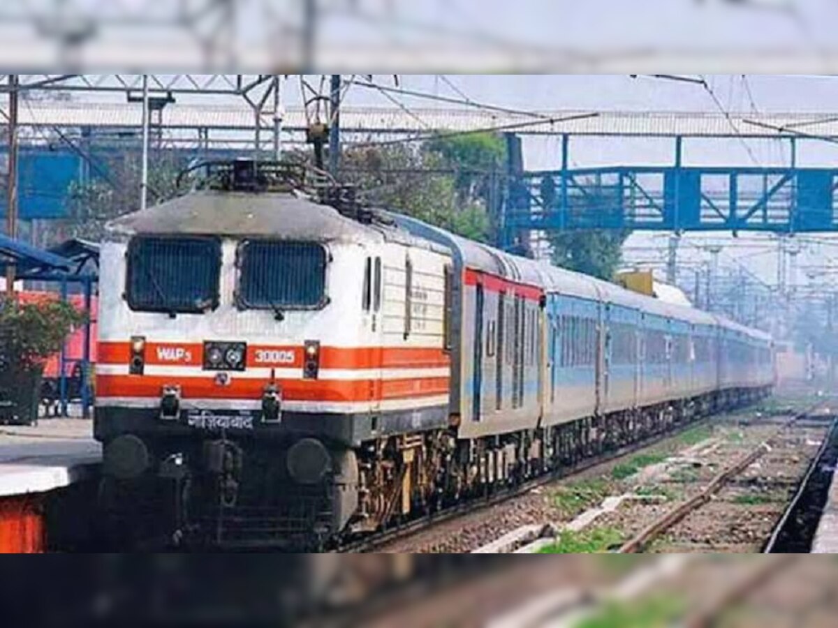 Indian Railways: यात्रियों को रेलवे की इस सुविधा का मिलेगा लाभ, चलती ट्रेन में बुक हो सकेगी टिकट