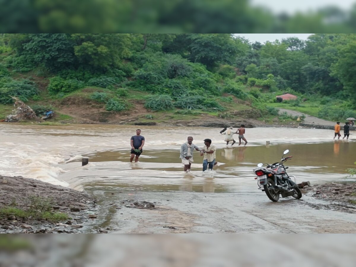 तेज बहाव में बाइक निकाल रहा था युवक