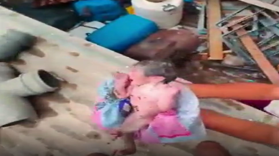 बारिश में छत पर कांपती मिली नवजात, जिसने भी देखा कलेजा मुंह को आ गया 