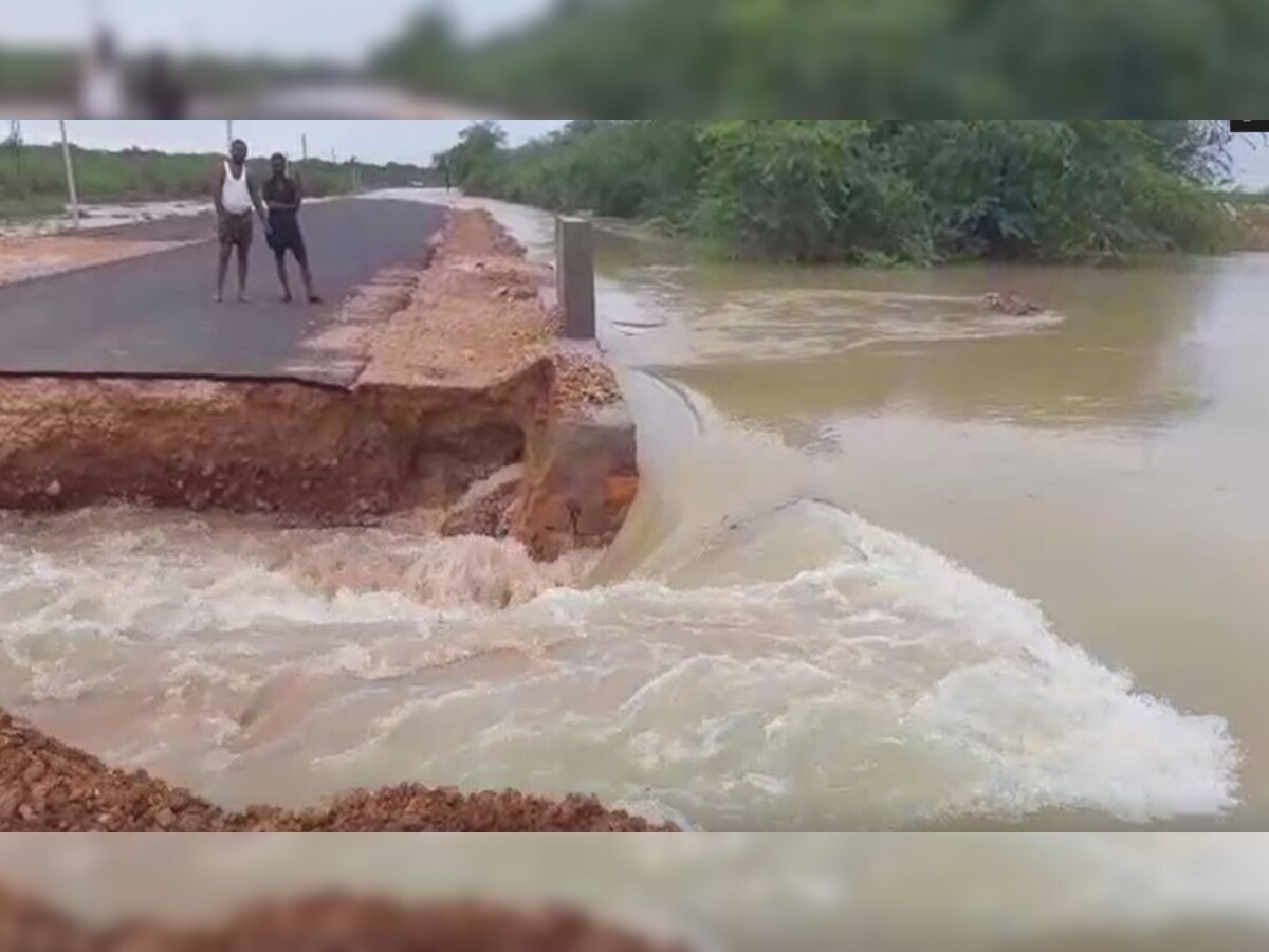 बारिश के पानी से घिरा रामगढ़ कस्बा