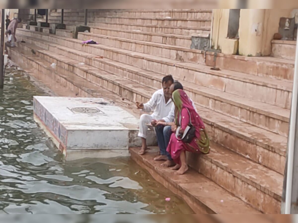 पवित्र सरोवर में पितरों का तर्पण करते श्रद्धालु