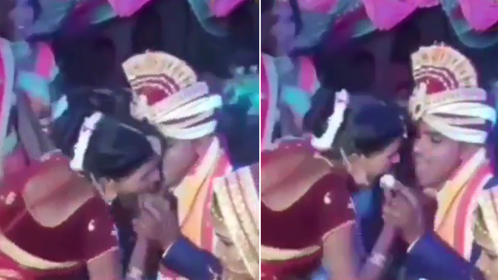 रसगुल्ला खिलाने के चक्कर में साली ने गलती से दूल्हे को किया Kiss, दुल्हन भी समझ पाई; देखें Video रसगुल्ला खिलाने के चक्कर में साली ने गलती से दूल्हे को किया Kiss, दुल्हन भी समझ पाई; देखें Video