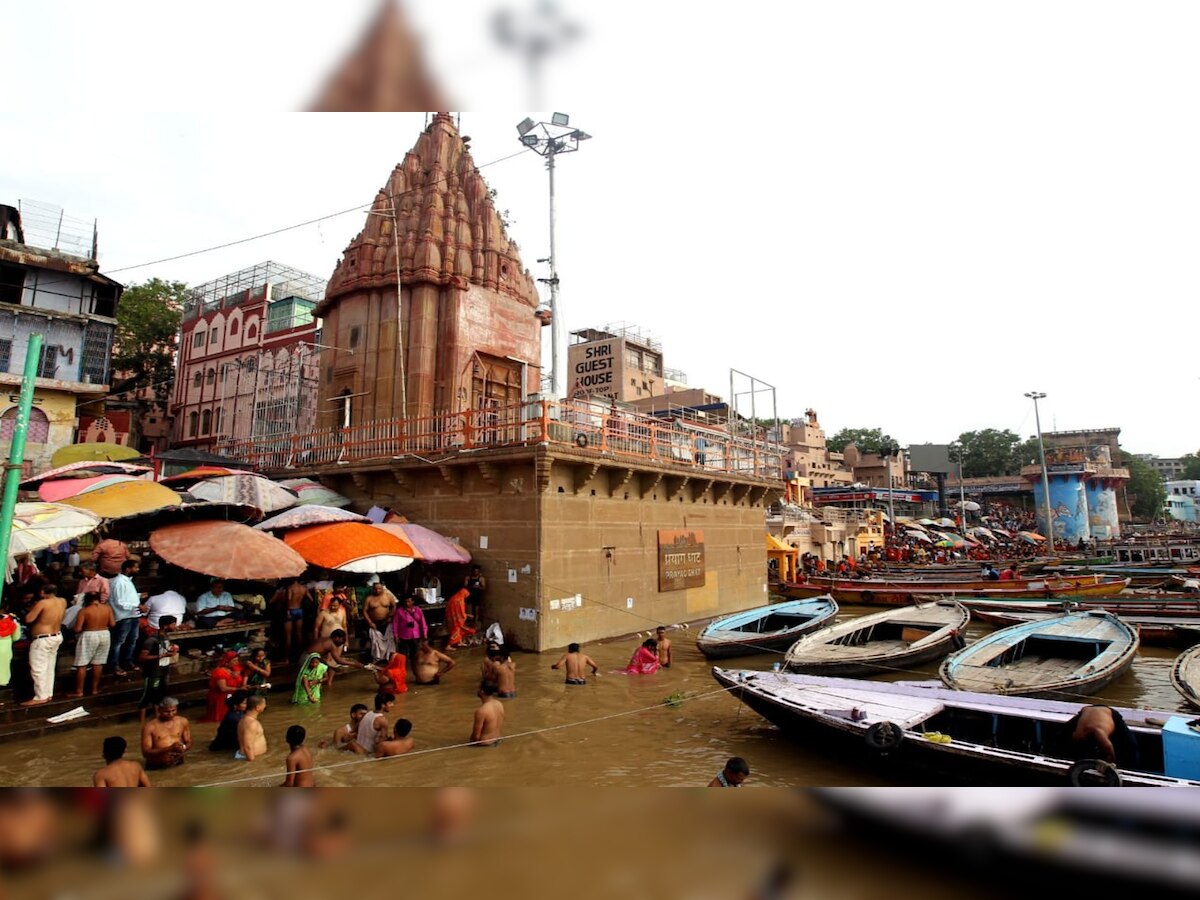 Varanasi में लगातार बढ़ रहा गंगा का जलस्तर, काशी के 84 घाटों का संपर्क टूटा