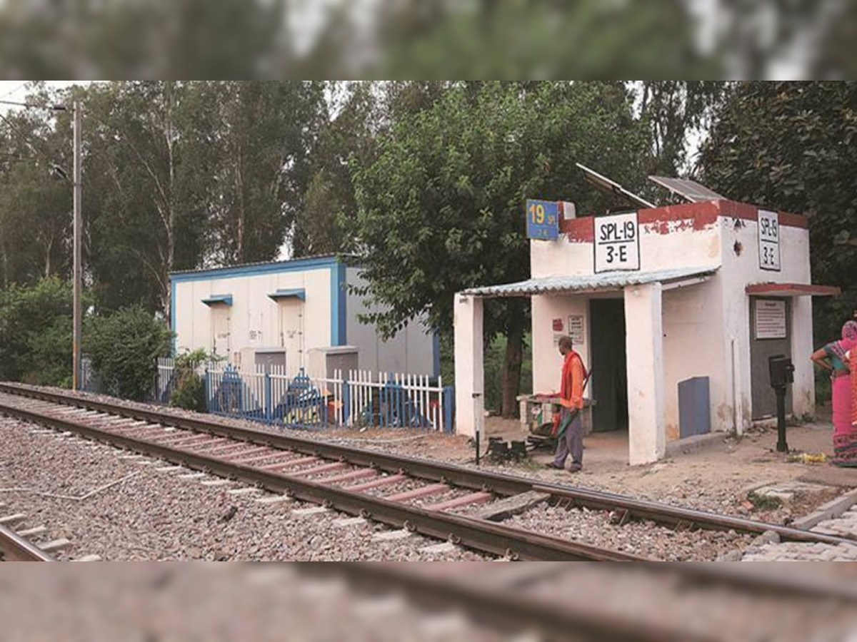 Indian Railway: कार से ड्यूटी पर पहुंचा रेलवे गेटमैन, अधिकारी ने दे दिया ऐसा नोटिस; जो कभी नहीं सोचा होगा