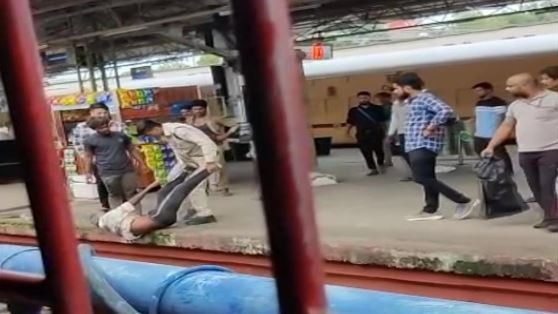 पुलिसकर्मी की बर्बरता का VIDEO वायरल, बुजुर्ग को बुरी तरह पीटा, फिर प्लेटफॉर्म पर लटकाया