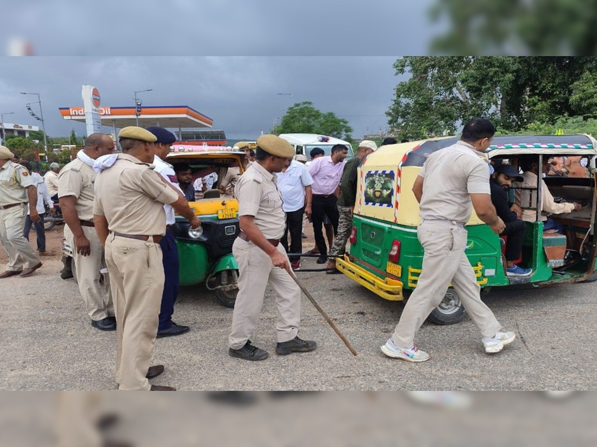 Dholpur: ट्रैक्टर ने टेंपो और साइकिल सवार छात्रों को मारी टक्कर, एक महिला की हुई मौत