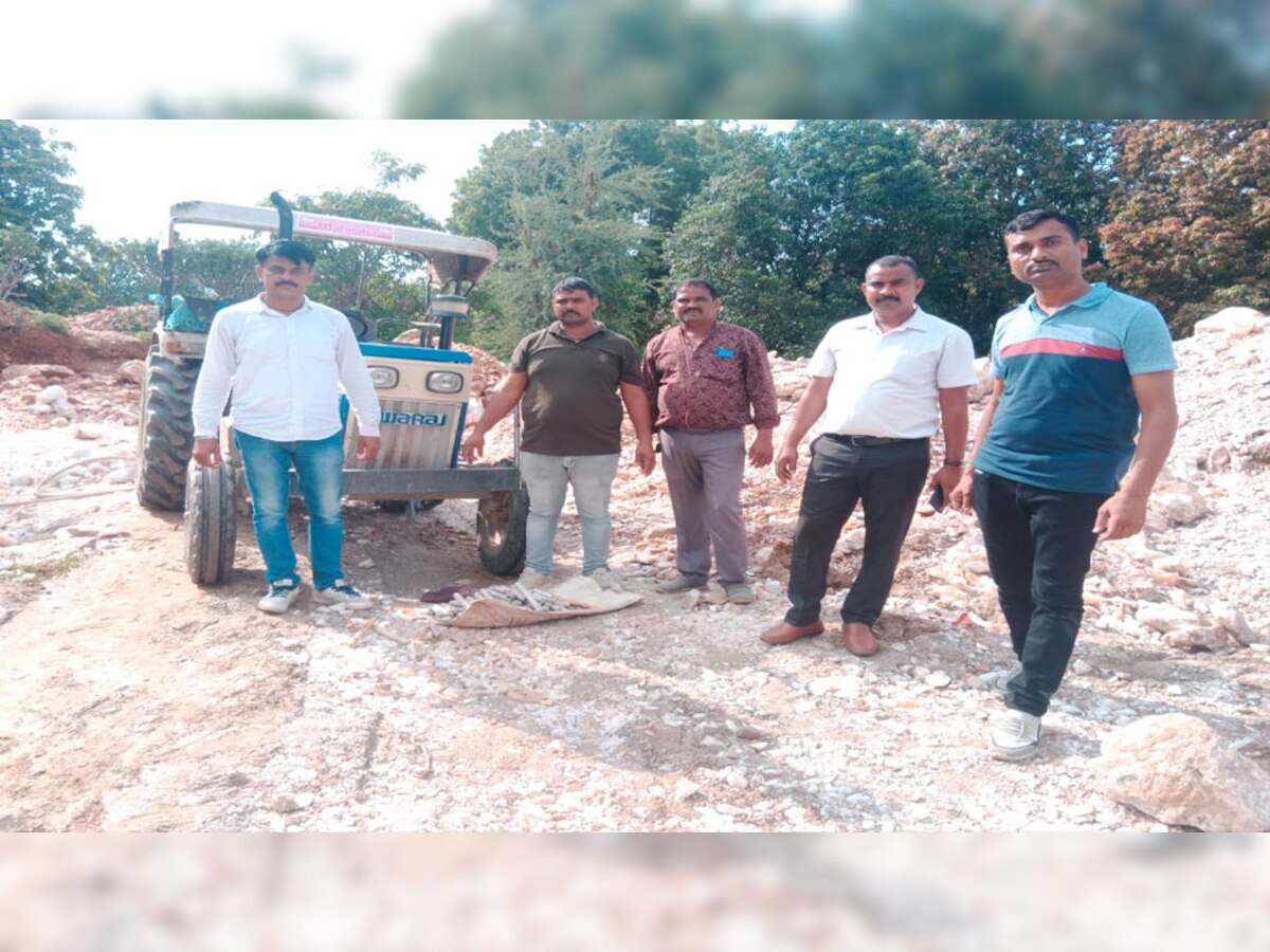 सागवाड़ा में क्वार्ट्ज पत्थर के अवैध परिवहन और खनन पर एक्शन, 74 डिटोनेटर बरामद