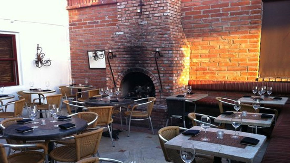 ऐसा रेस्टोरेंट जहां खाने के बाद चाटनी होती है वहां की दीवार, वजह जानकर आप भी जाना चाहेंगे!