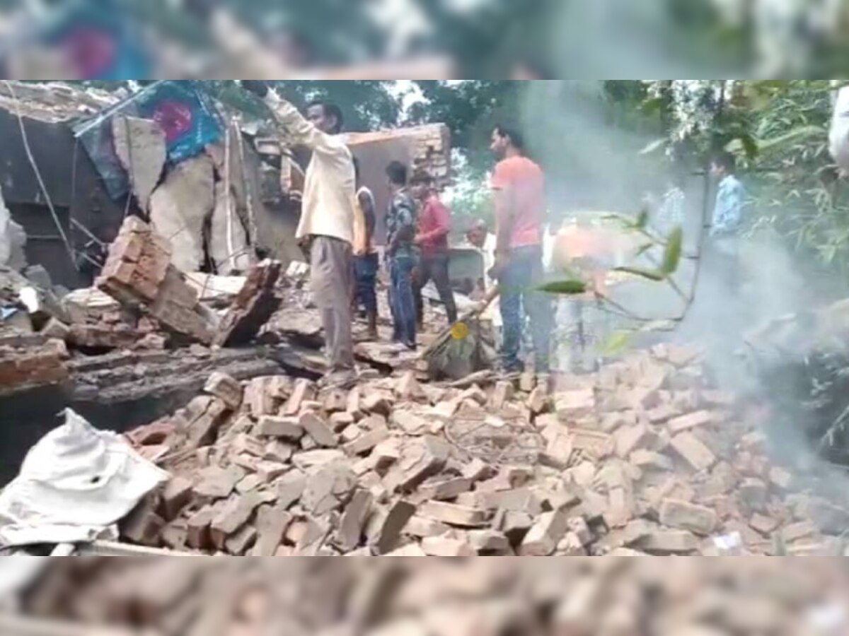 Amethi: अचानक हुए विस्फोट में दो मंजिला मकान धराशायी, एक युवक झुलसा