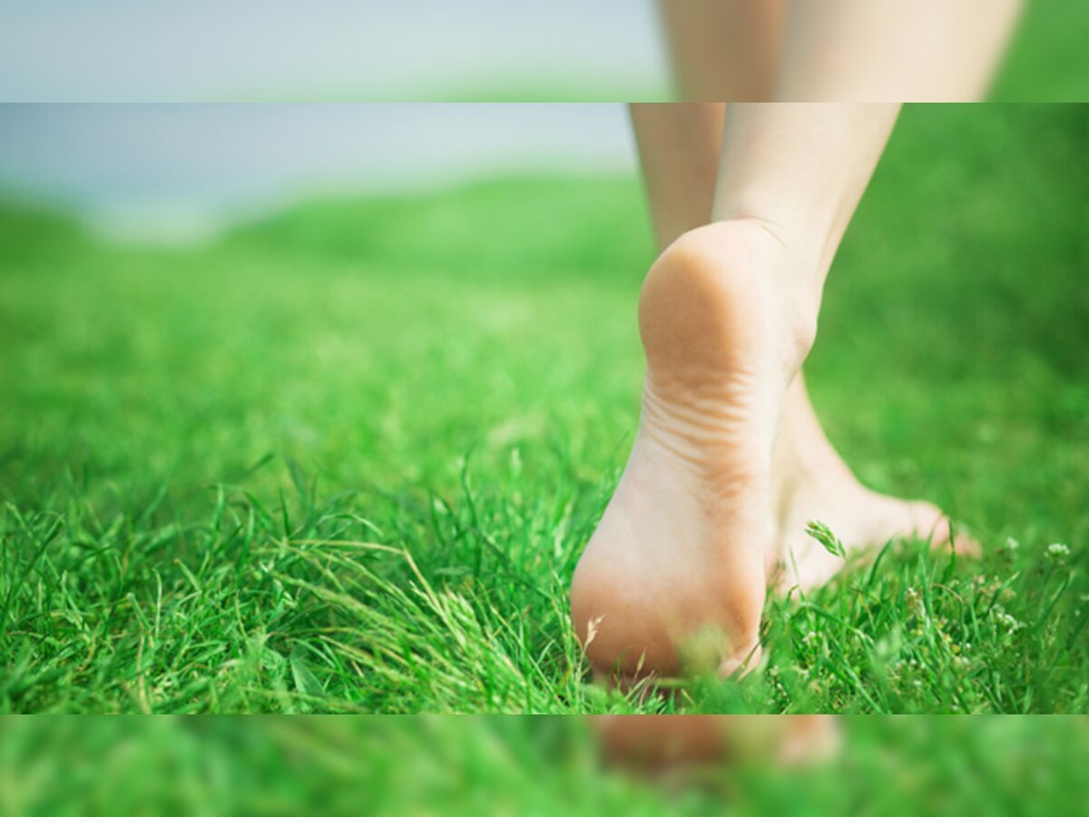 Walking Barefoot: नंगे पांव टहलने के लिए निकालें वक्त, इन 4 फायदों को जानकर खुद को रोक नहीं पाएंगे आप