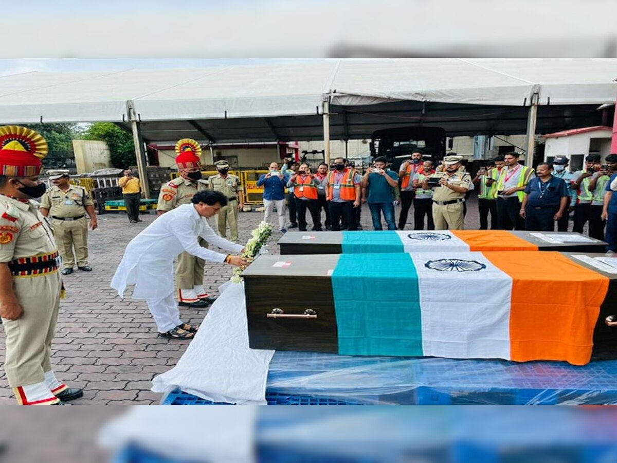 कांगो में शहीद हुए वीर सपूतों की पार्थिव देह पहुंची दिल्ली एयरपोर्ट, मंत्री कैलाश चौधरी ने अर्पित की श्रद्धांजलि 