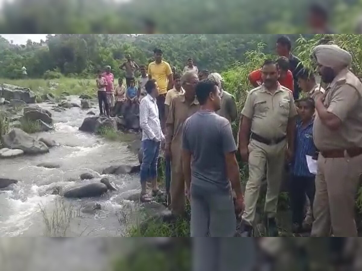 घटनास्थल पर मौजूद परिजन और प्रशासन