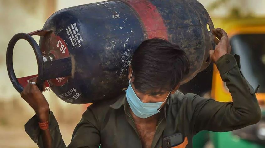 LPG Price Cut: आज घटे एलपीजी सिलेंडर का दाम, जानें कितना सस्ता हुआ कॉमर्शिल सिलेंडर