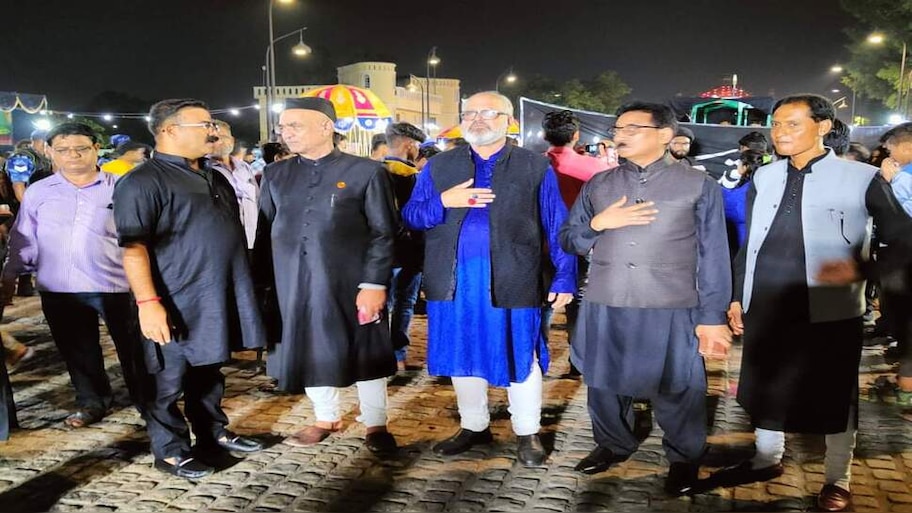 Lucknow Muharram: ग़मगीन माहौल में निकला शाही जऱी का जुलूस, अजादारों ने इमाम को पेश किया नम आंखों से पुरसा