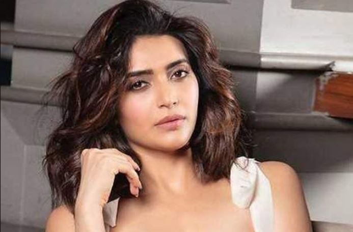 Karishma Tanna Photos: डीपनेक ड्रेस में करिश्मा तन्ना ने दिखाया बेहद बोल्ड लुक, बिखेरे हुस्न के जलवे