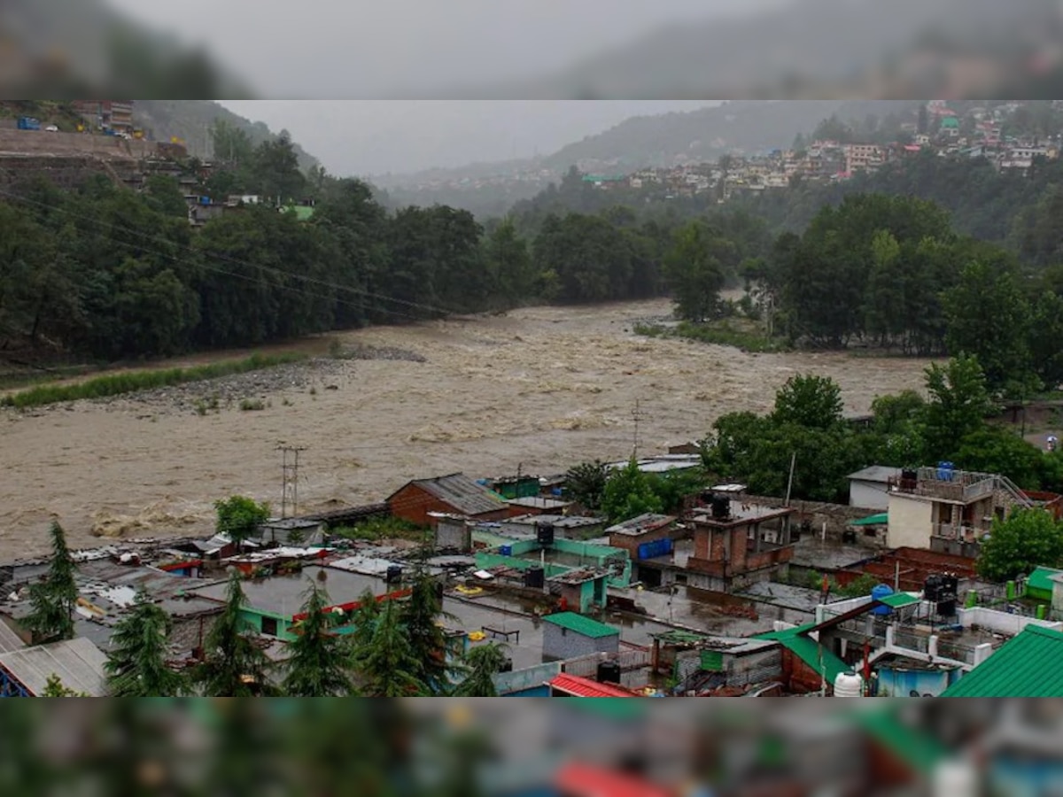 Himachal Weather: हिमाचल में बारिश बनी मुसीबत, 48 सड़कें हुईं बाधित, 55 ट्रांसफार्मर ठप 