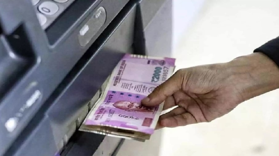 ATM Card पर मिलता है 5 लाख रुपये तक का इंश्योरेंस, इस तरह कर सकते हैं क्लेम