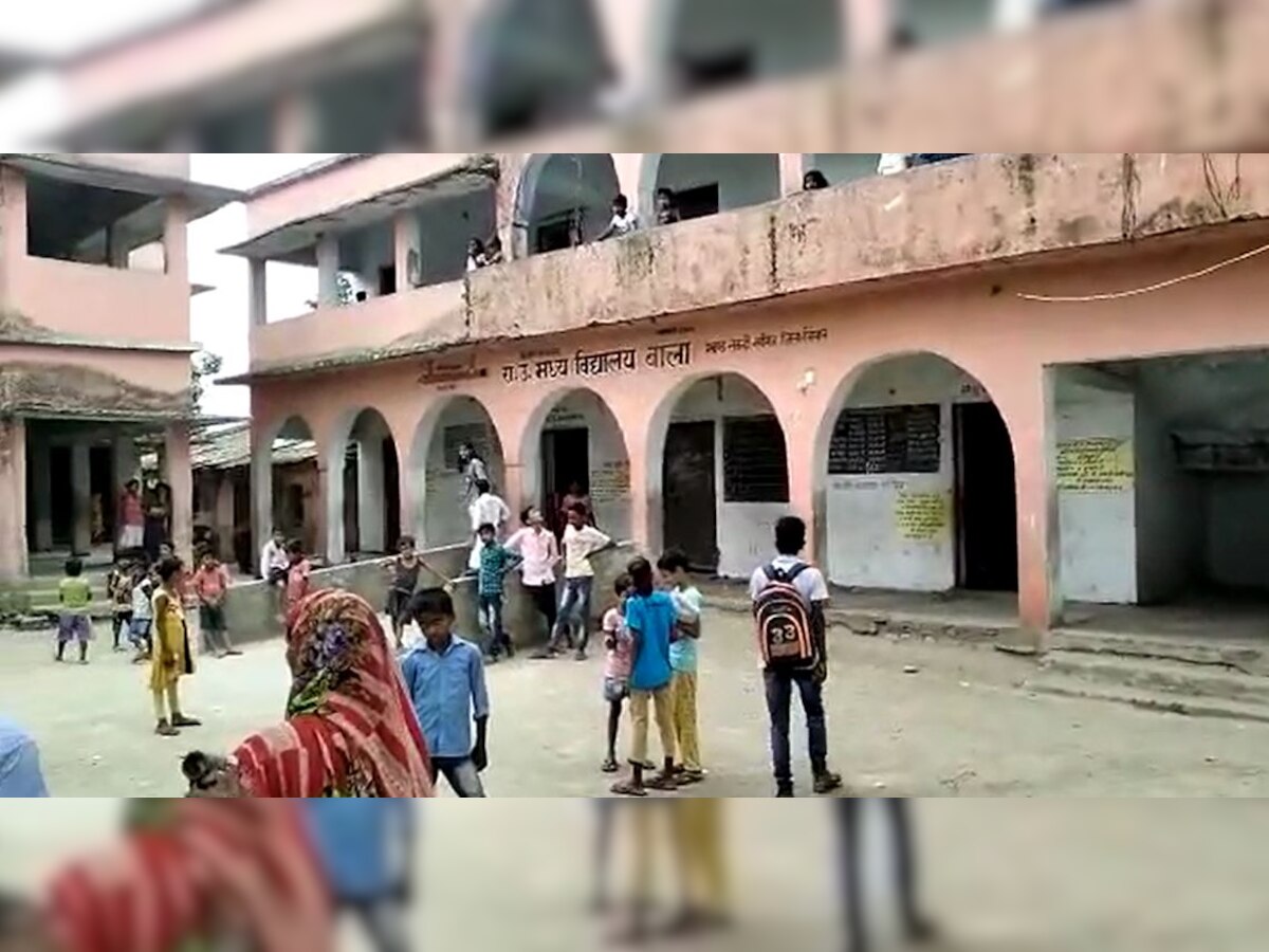 अभिभावकों ने स्कूल के गेट पर लगाया ताला, परिसर के बाहर खड़े रहे शिक्षक