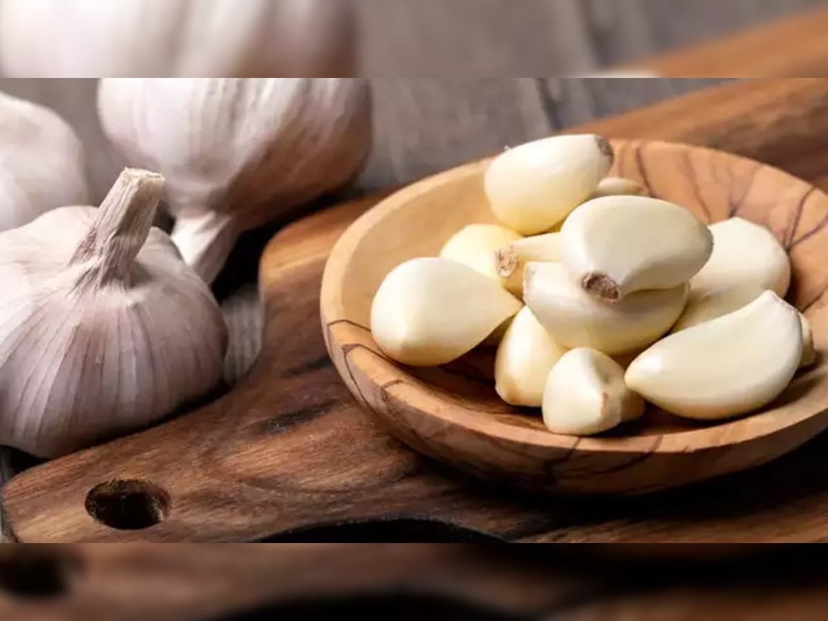 Benefits of Garlic: हर दिन खाली पेट खाएं दो लहसुन की कलियां, बीमारियां आपसे रहेंगी दूर