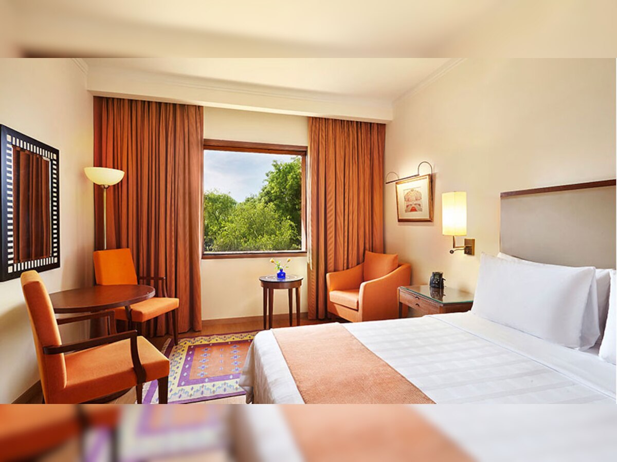 Hotel Room Tips: होटल के रूम में घुसते ही सबसे पहले करें ये काम, नहीं तो बाद में पछताते रह जाएंगे!