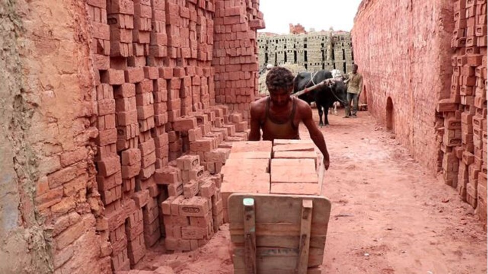 UP: दिहाड़ी मजदूर एक झटके में बन गया ‘अरबपति’, जन धन खाते में आ गए 2700 करोड़ रुपये
