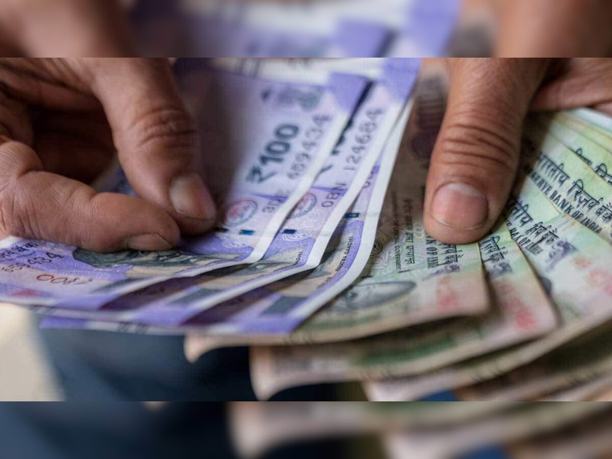 दिहाड़ी मजदूर ATM से निकालने गया था 100 रुपये, बैंक अकाउंट में मिले इतने करोड़; देखकर रह गया दंग