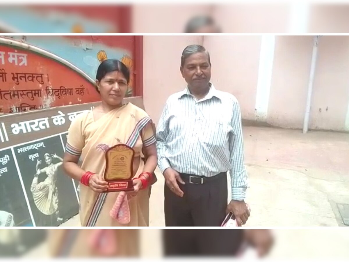 Agra: 55 साल की ये दादी है असली स्टुडेंट ऑफ द ईयर, नाती-पोते की उम्र के बच्चों के साथ पास की 12वीं परीक्षा 