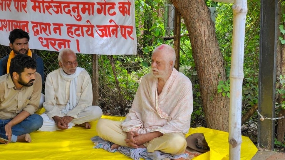 Kunda MLA Raja Bhaiya's father sitting on dharna, SP and DM arrived to celebrate midnight