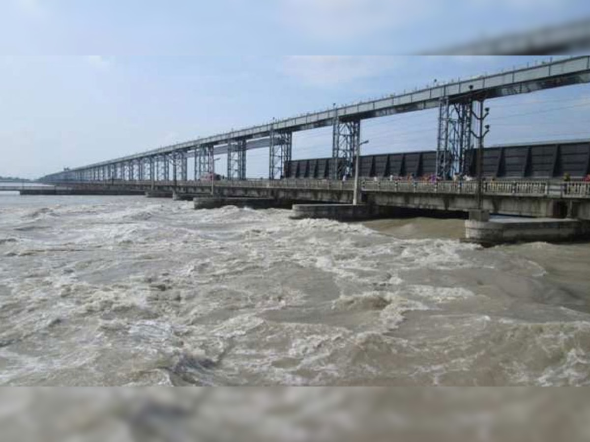 अररिया में परमान नदी खतरे के निशान से 43 सेंटीमीटर ऊपर बह रही है.