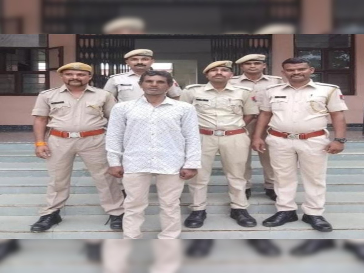 पुलिस की गिरफ्त में आरोपी.