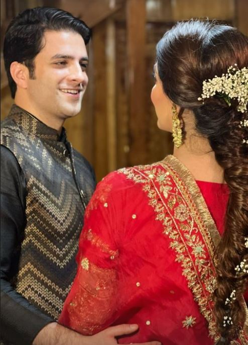 ब्लैक कुर्ते में नज़र आए अतहर