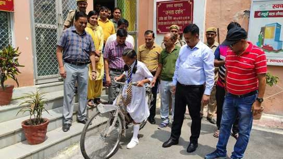Bahraich News: Bahraich DM returned smile on the face of a crying student, promised by offering bicycle