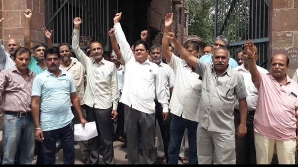 Jodhpur: State stamp employees staged picket, demand for cancellation of transfer
