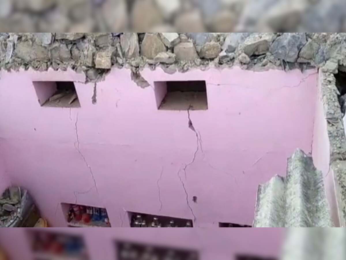 Nathdwara: दो मकानों गिरी दीवार, इलाके में लोगों की भीड़ जमा