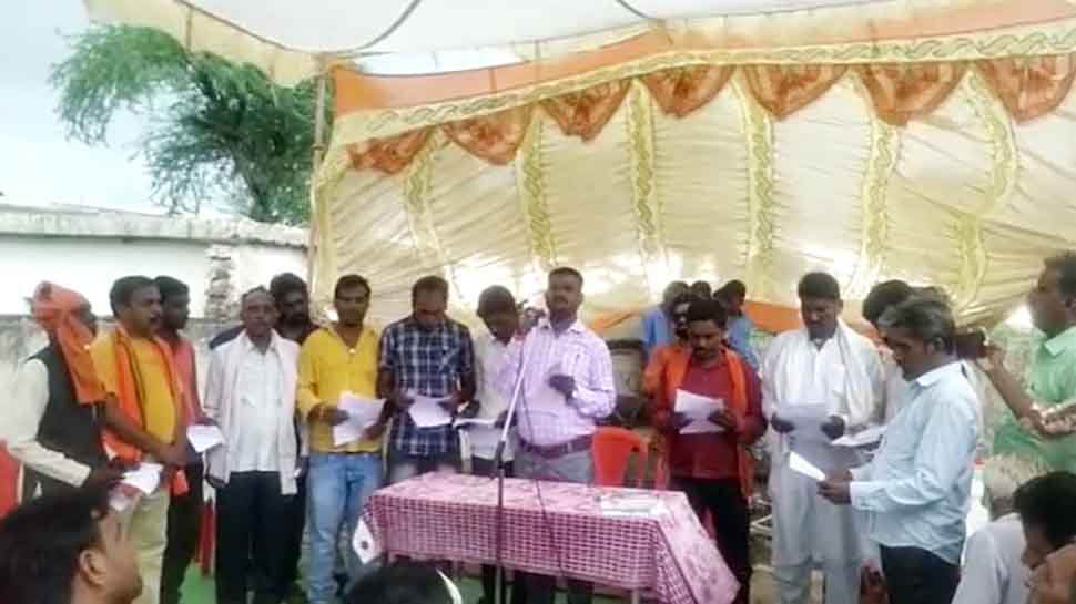 Jokes of democracy blown up: Wives became Panch-Sarpanch in Damoh, administered oath to husbands