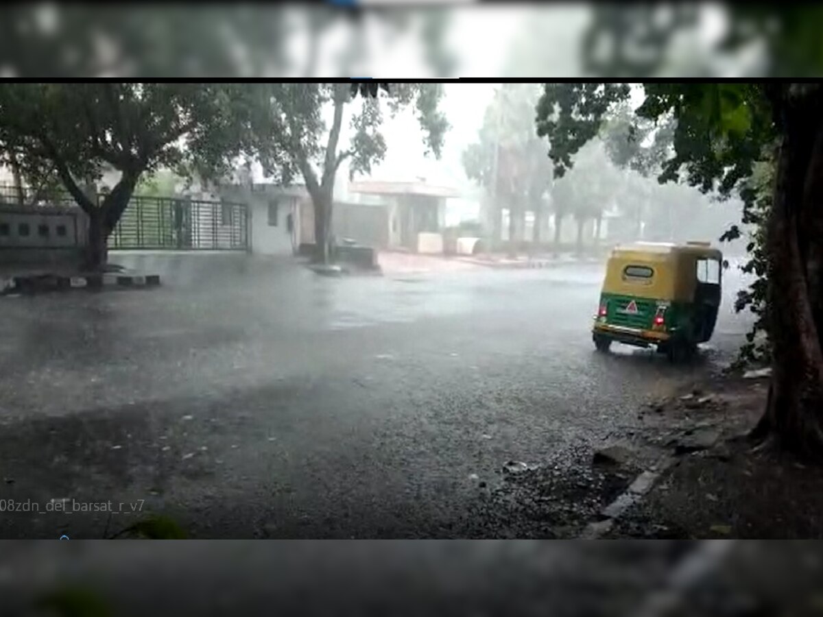 Delhi-NCR Weather Update: झमाझम बारिश से खुशनुमा हुआ दिल्ली का मौसम, अधिकतम तापमान में भी आई कमी