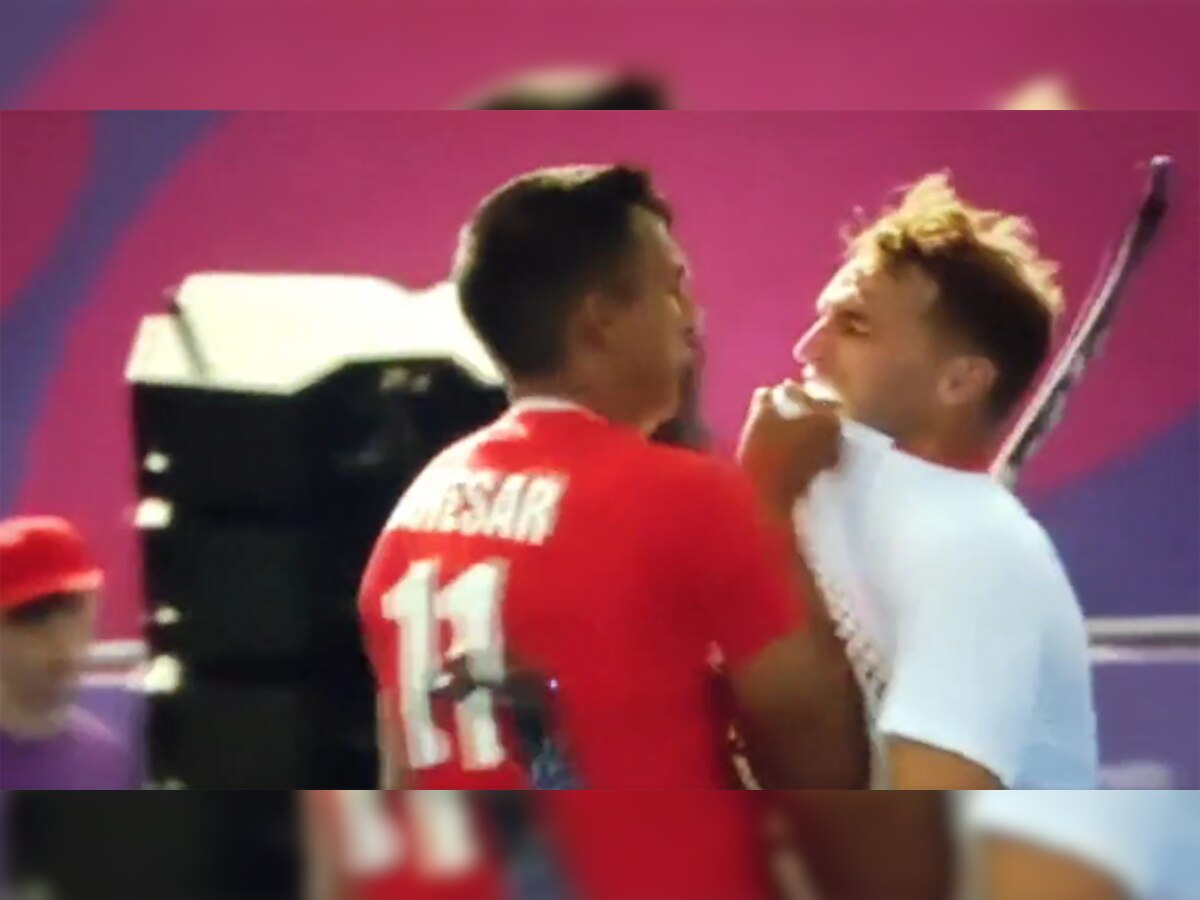 कॉमनवेल्थ: खिलाड़ी को लगी हॉकी तो पकड़ ली गर्दन, जमकर हुई हाथापाई, देखिए VIDEO