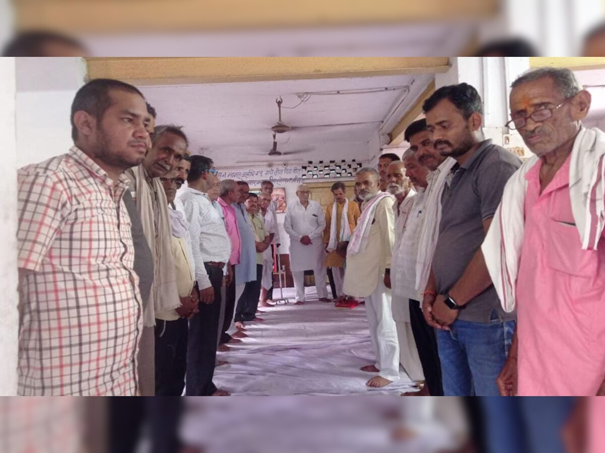बसेड़ी: ब्राह्मण समाज ने मौन रखकर भाजपा नेता स्वर्गीय अशोक शर्मा को दी श्रद्धांजलि
