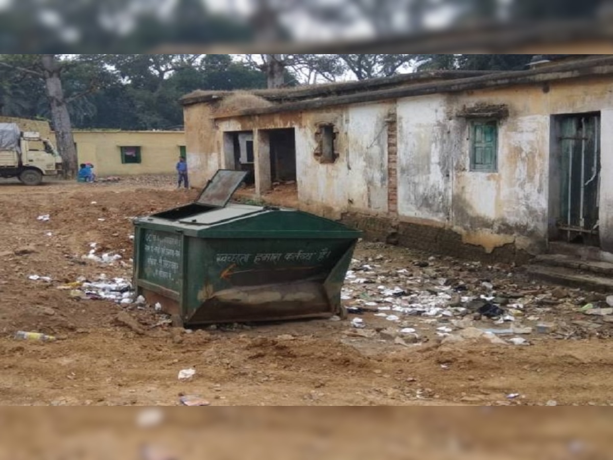 Jharkhand News: हजारीबाग में सार्वजनिक शौचालय बदहाल, कदम-कदम पर गंदगी का अंबार